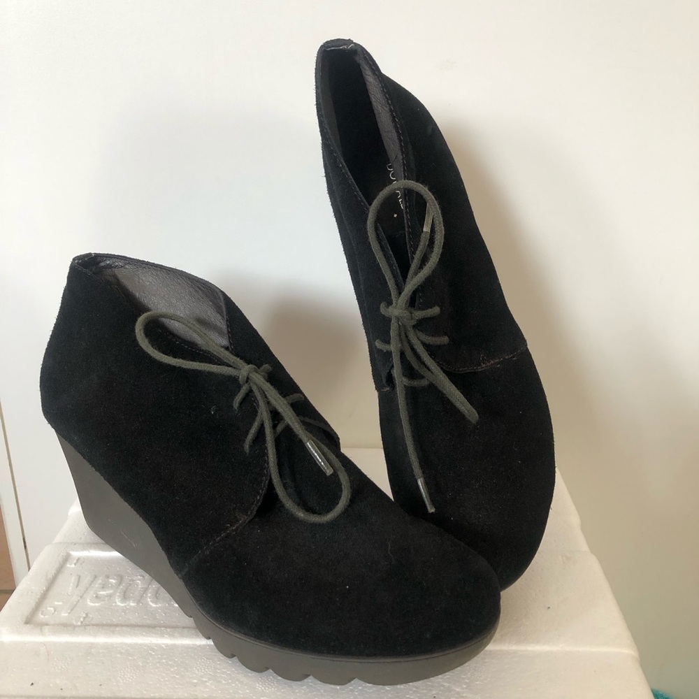 Donald J Pliner Black Suede Wedge Lace up Ankle Boots. Size 9 NEW